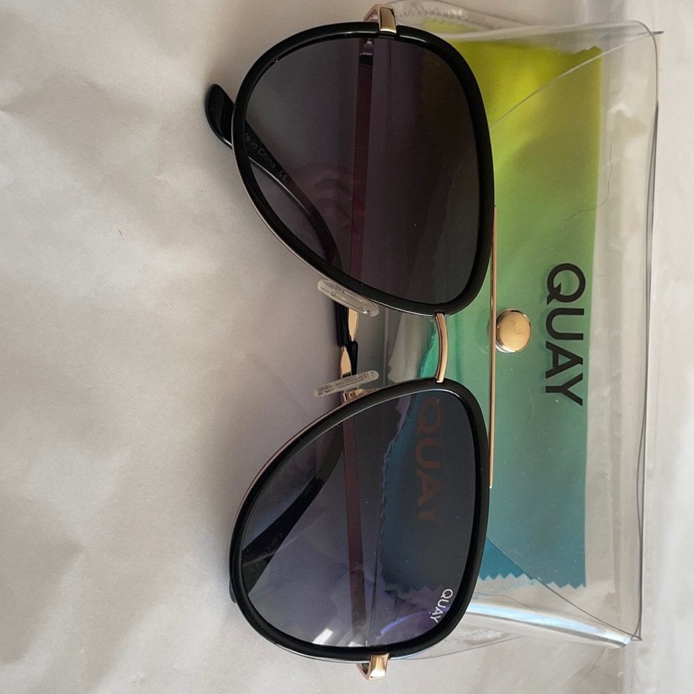 Black polarized QUAY SUNGLASSES.